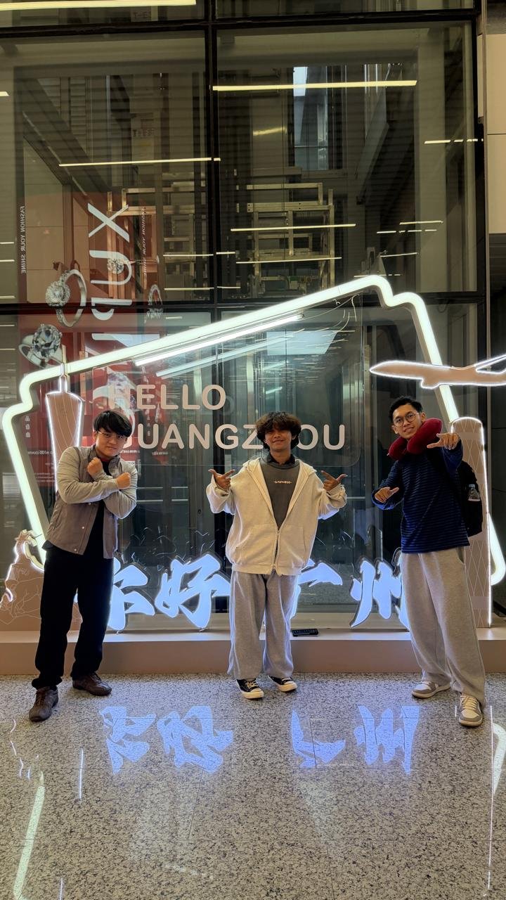 Siswa saat transit di Guangzhou China