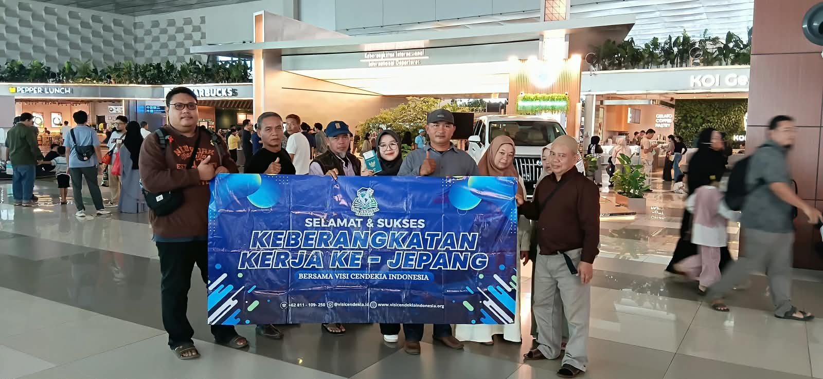 Zahra Alhusna bersama keluarga sebelum berangkat ke Jepang